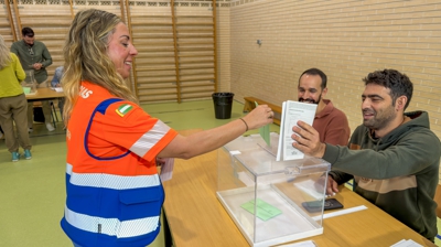 Todas as mesas quedaron constituídas ás 9:45 horas. EFE/ David Arjona