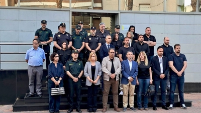 Autoridades gardan un minuto de silencio polo crime de Marisol e Alberto. Concello de Dolores