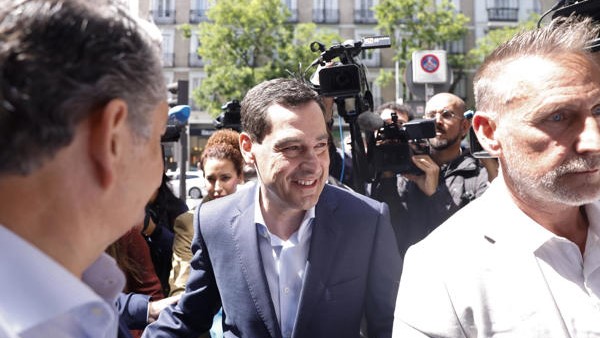 O presidente da Junta de Andalucía, Juanma Moreno (c), candidato do PP á reelección, á súa chegada á sede do PP en Madrid, para asistir á Xunta Directiva Nacional do seu partido, un día despois das eleccións andaluzas (EFE/ Javier Lizon)