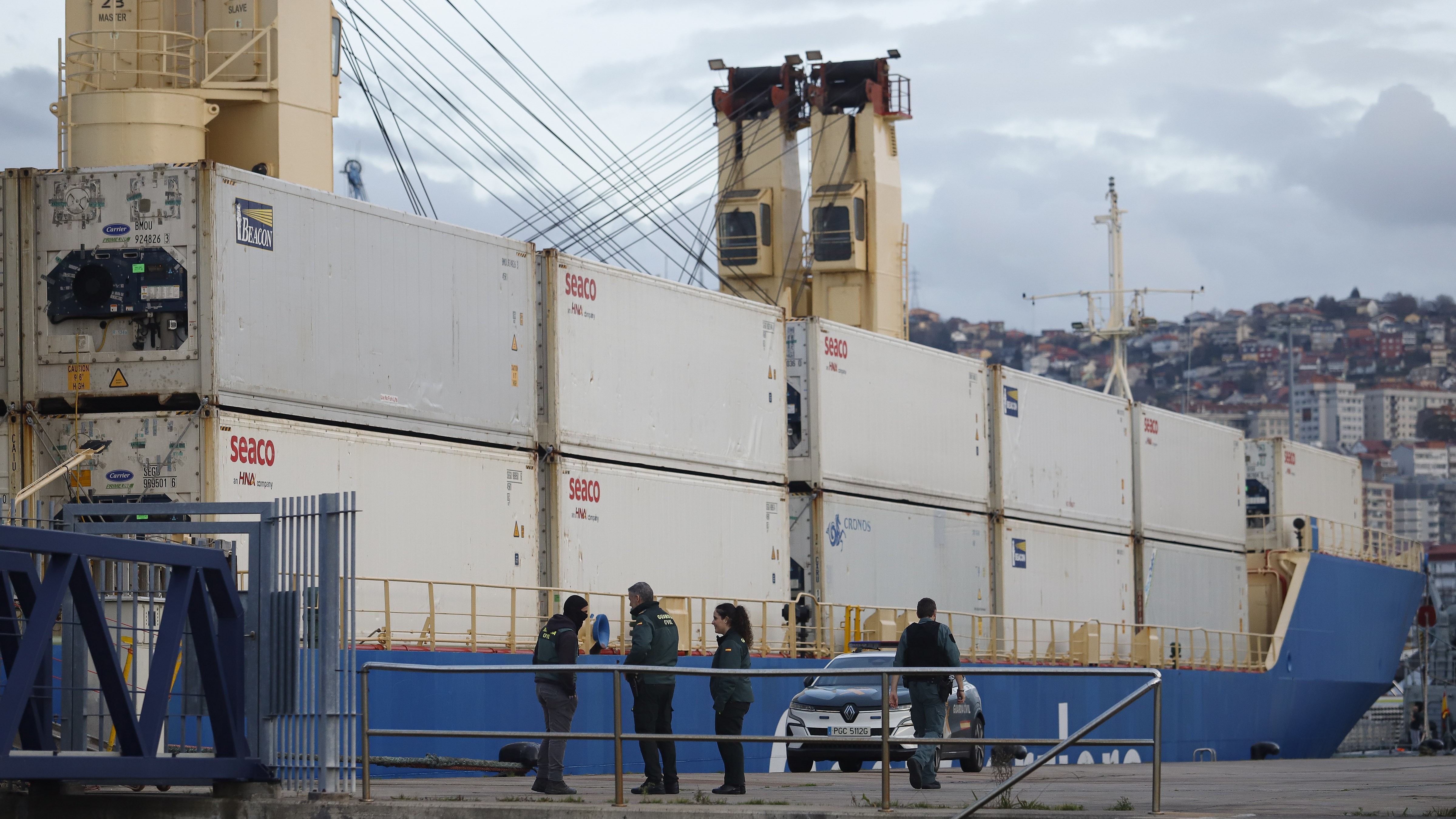 Axentes da UCO buscan droga nun mercante no porto de Vigo. Arquivo. Adrián Irago/Europa Press.