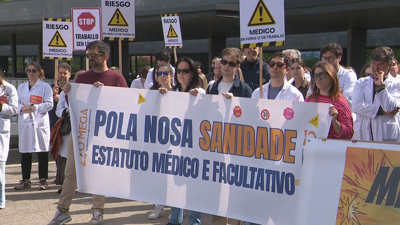 Concentración de médicos fronte ao Hospital Álvaro Cunqueiro de Vigo