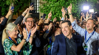 Juanma Moreno celebra os resultados electorais. EFE/ Raúl Caro.