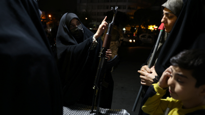 Mulleres aprendendo a usar armas en Irán. Majid Asgaripour/WANA. REUTERS