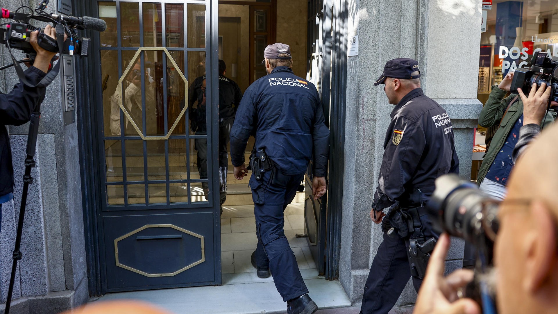 Agentes de la Policía Nacional acceden ao edificio onde se atopa o despacho do expresidente Zapatero (EFE/ Rodrigo Jiménez)
