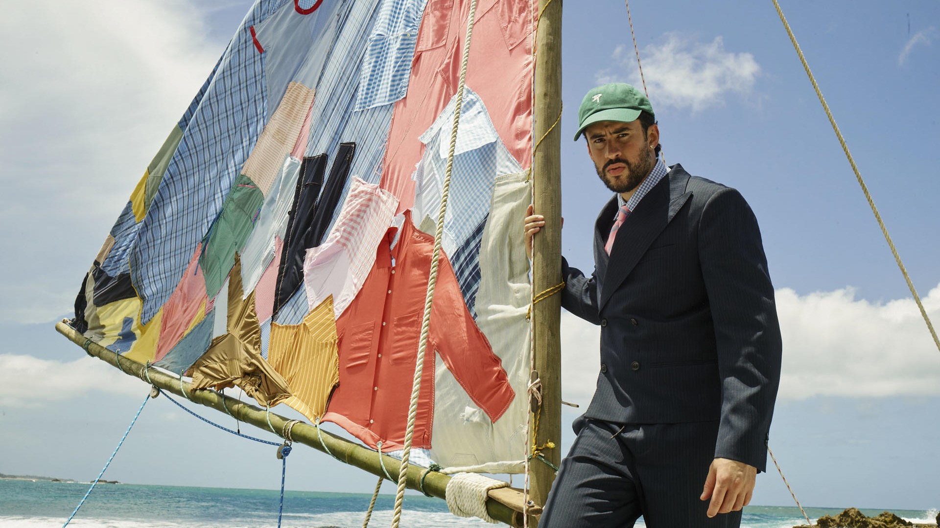 Foto da campaña en que o artista aparece só sobre unha roca, acompañado dun bote de madeira cunha vela feita de pezas da colección. EFE/Zara