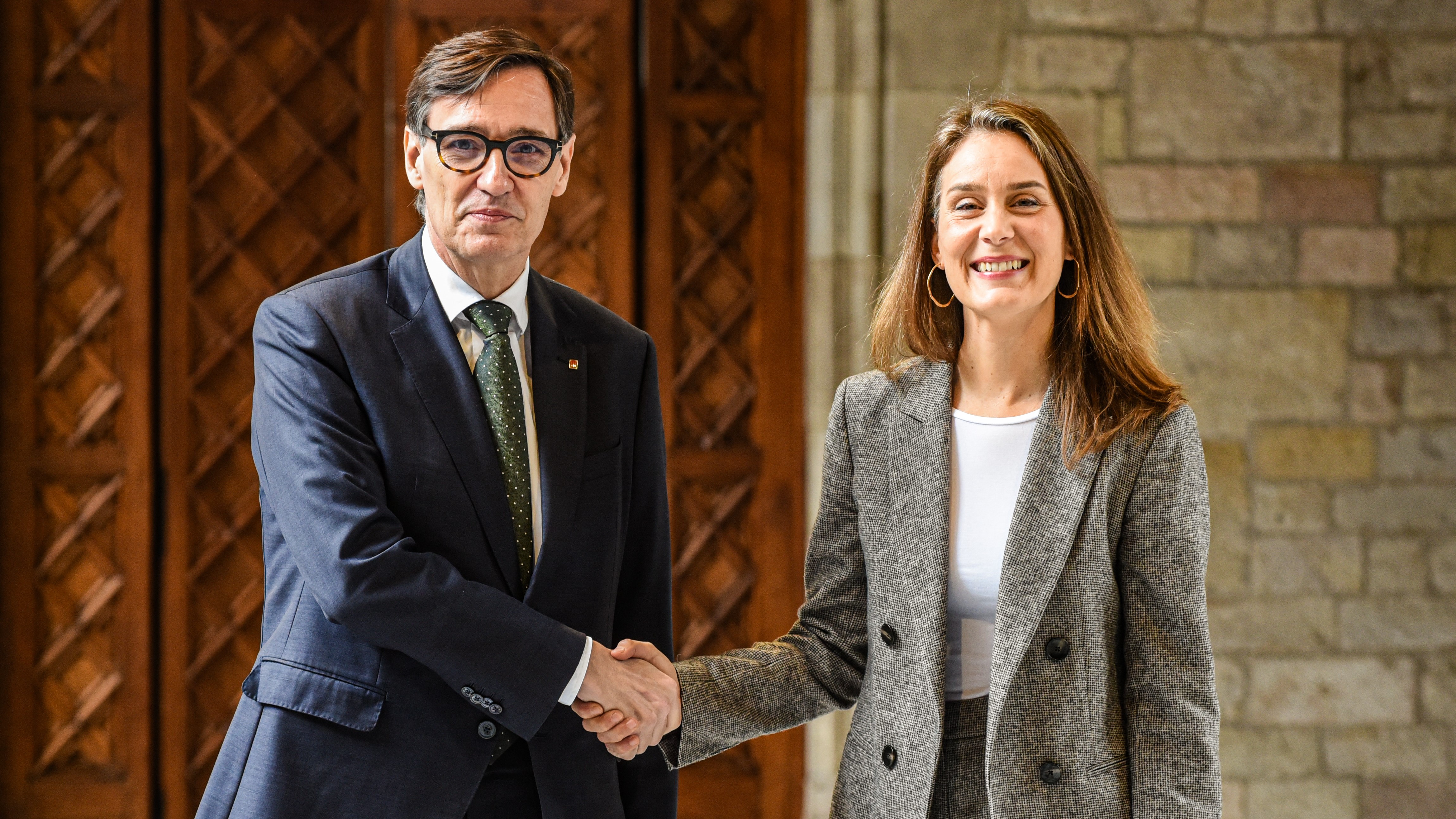 O presidente da Generalitat, Salvador Illa, e a presidenta dos Comuns no Parlament, Jéssica Albiach, asinando en febreiro o acordo para os orzamentos cataláns (Arquivo/Alberto Paredes/Europa Press)