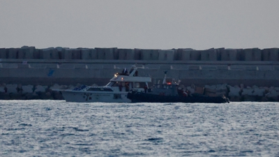 Unha das embarcacións da flotilla, escoltada por unha patrulleira israelí no porto de Ashdod (Europa Press / Contacto / Jamal Awad)