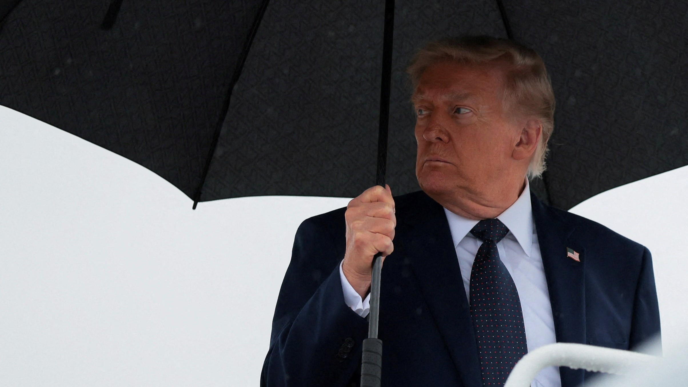 Trump antes de subir ao Air Force One este venres. REUTERS/Kylie Cooper