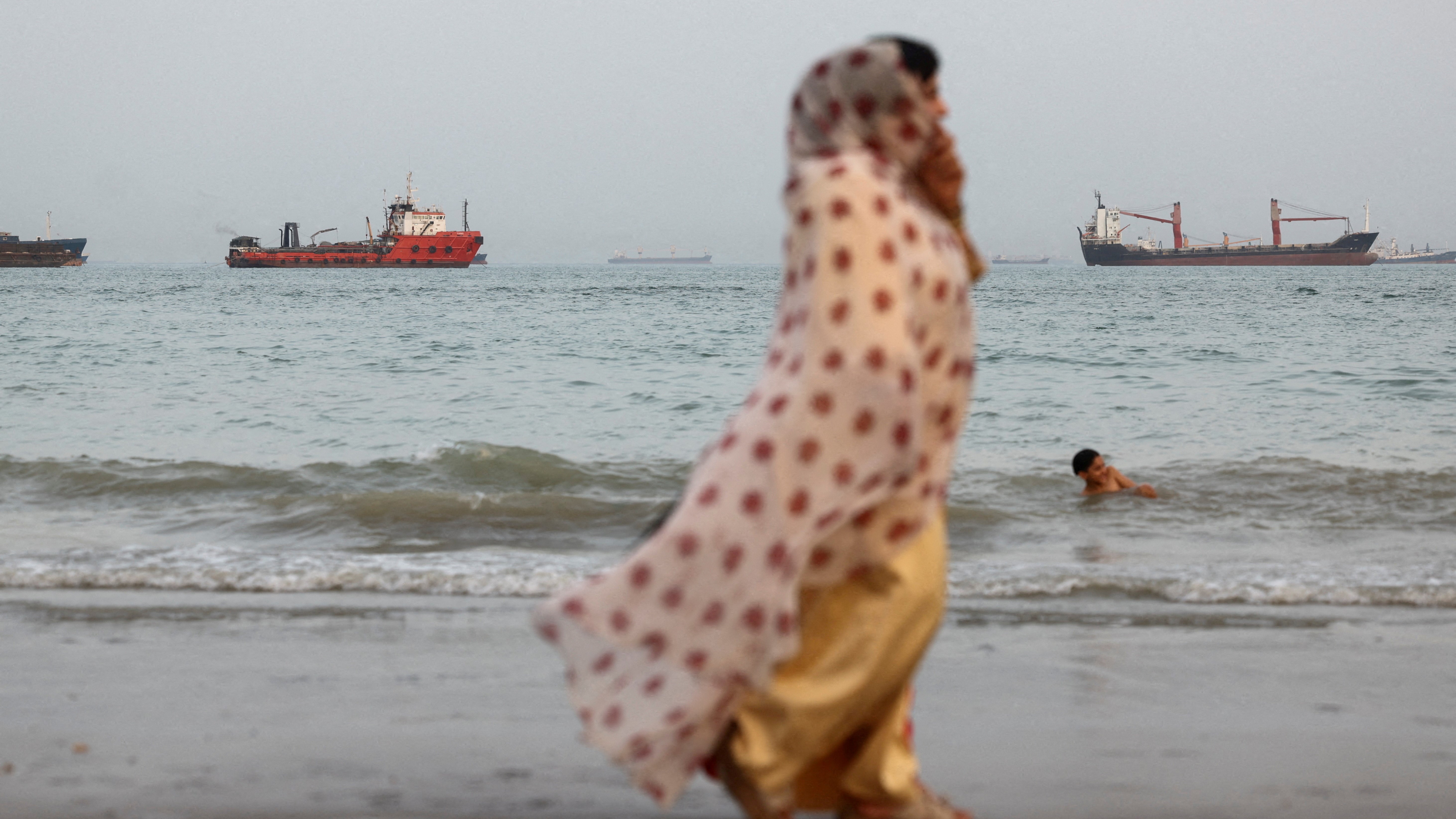 Buques en Ormuz dende unha praia iraniana. Majid Asgaripour/WANA  vía REUTERS