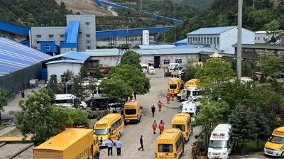Os rescatadores traballan tras a explosión nunha mina chinesa.  CHINA OUT vía Reuters
