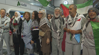 Imaxe da delegación galega da flotilla na estación Intermodal de Santiago de Compostela