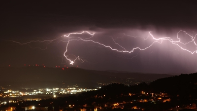 Tormenta eléctrica en Vigo durante esta madrugada. (EFE/ Sxenick)