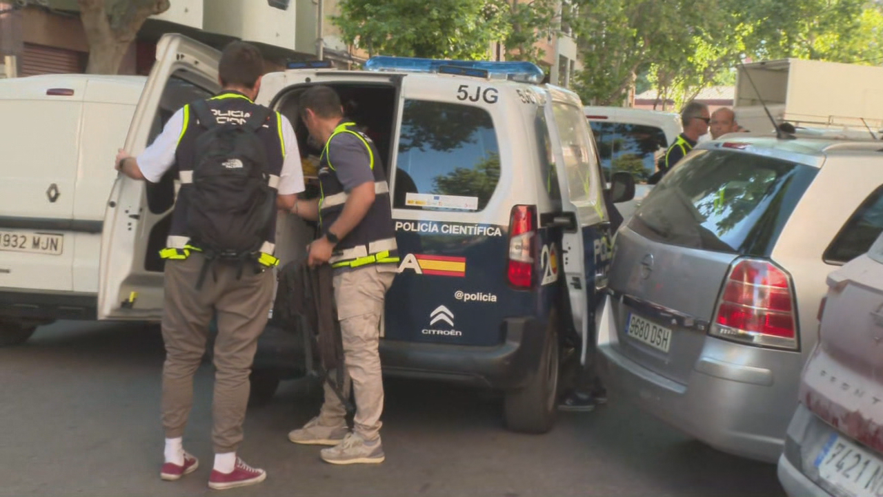 Efectivos da policía científica diante do domicilio onde ocorreron os feitos