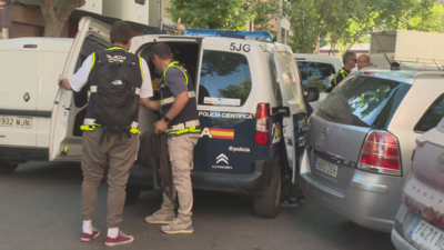 Efectivos da policía científica diante do domicilio onde ocorreron os feitos