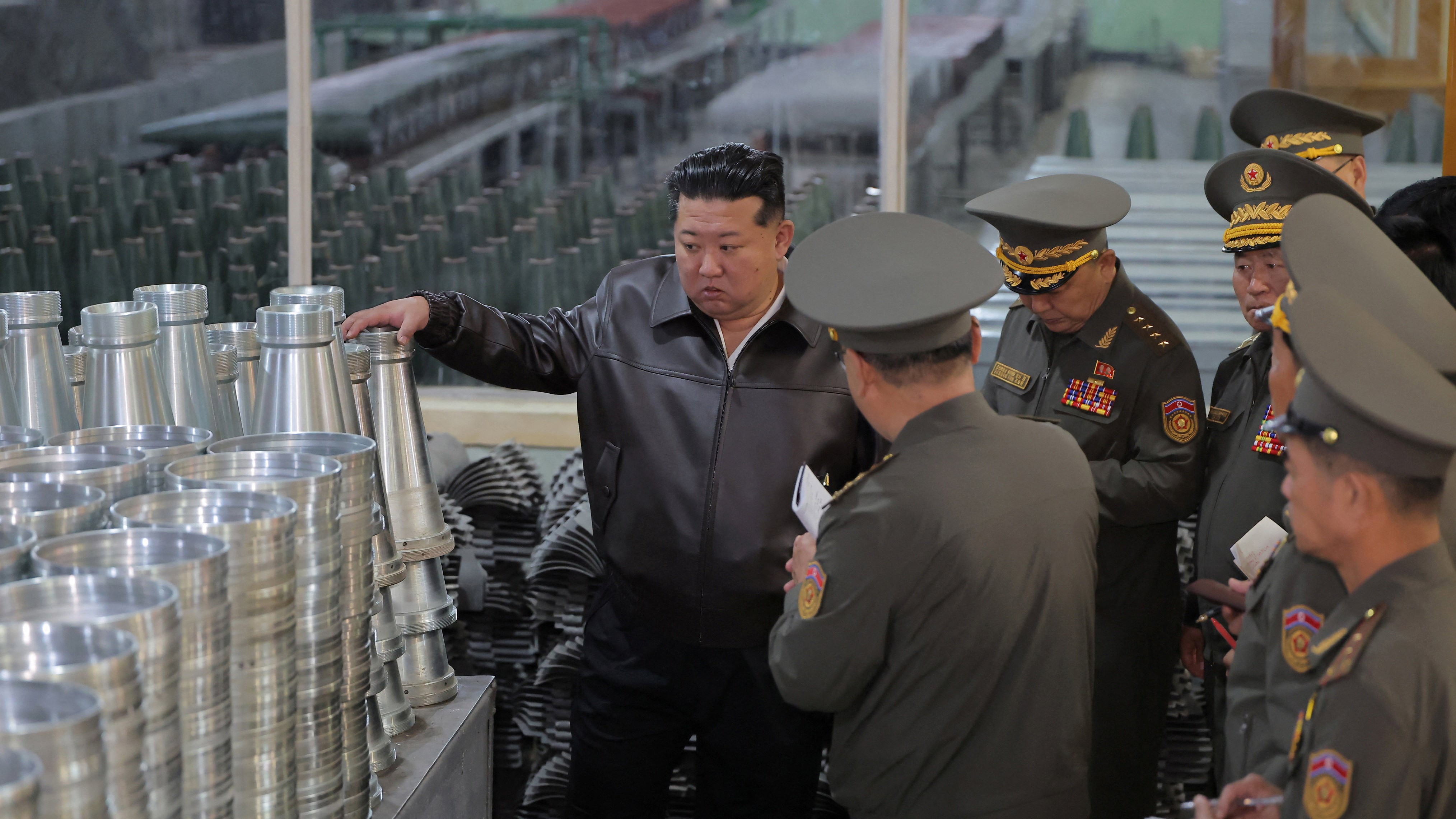 O líder norcoreano Kim Jong Un inspecciona unha fábrica de municións/REUTERS