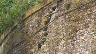 Unha das fendas no muro de Frigsa