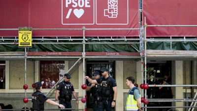 Axentes da UCO na sede do PSOE en Ferraz EFE/ Borja Sanchez-Trillo