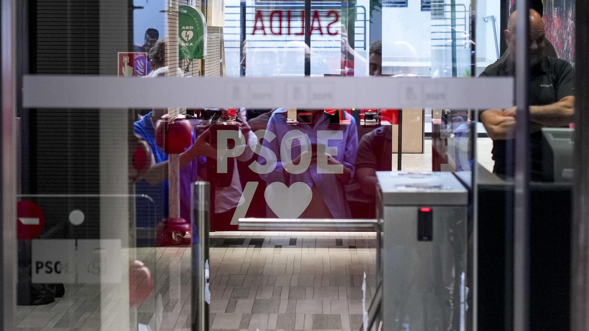 Axentes da UCO na sede do PSOE en Ferraz (EFE/Borja Sanchez-Trillo)