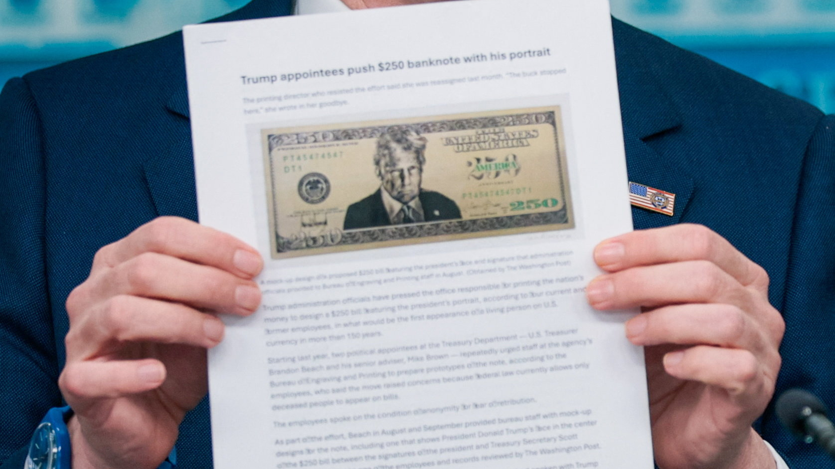 O secretario do Tesouro sostén a publicación sobre o posible billete na conferencia de prensa na Casa Branca. Reuters