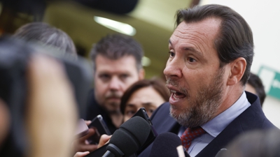 Óscar Puente, este xoves nos corredores do Congreso (EFE/Javier Lizón)