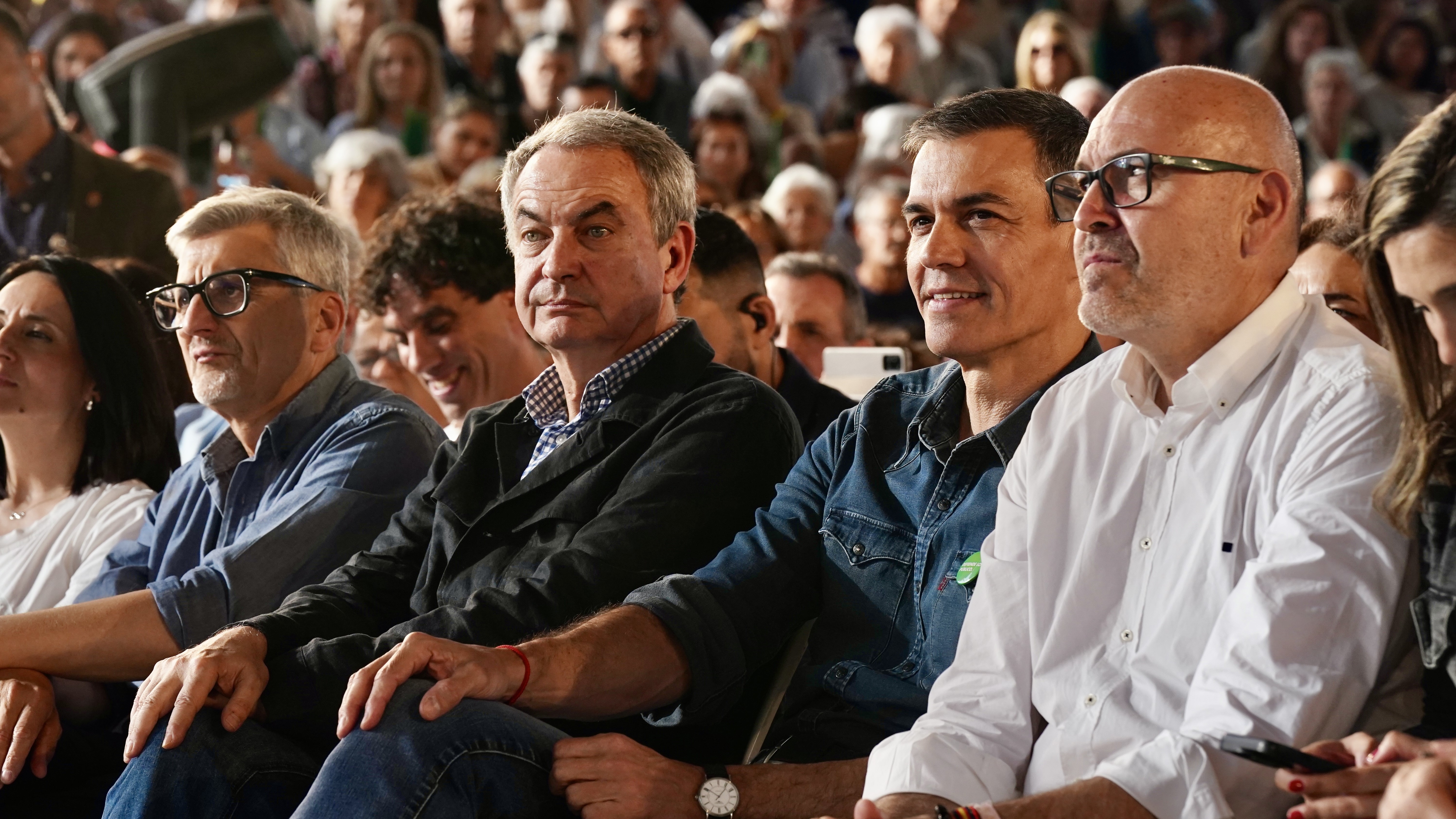 José Luis Rodríguez Zapatero e Pedro Sánchez, nun acto do PSOE na campaña das pasadas eleccións andaluzas (Álex Zea/Europa Press)