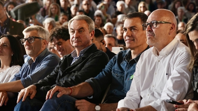 José Luis Rodríguez Zapatero e Pedro Sánchez, nun acto do PSOE na campaña das pasadas eleccións andaluzas (Álex Zea/Europa Press)