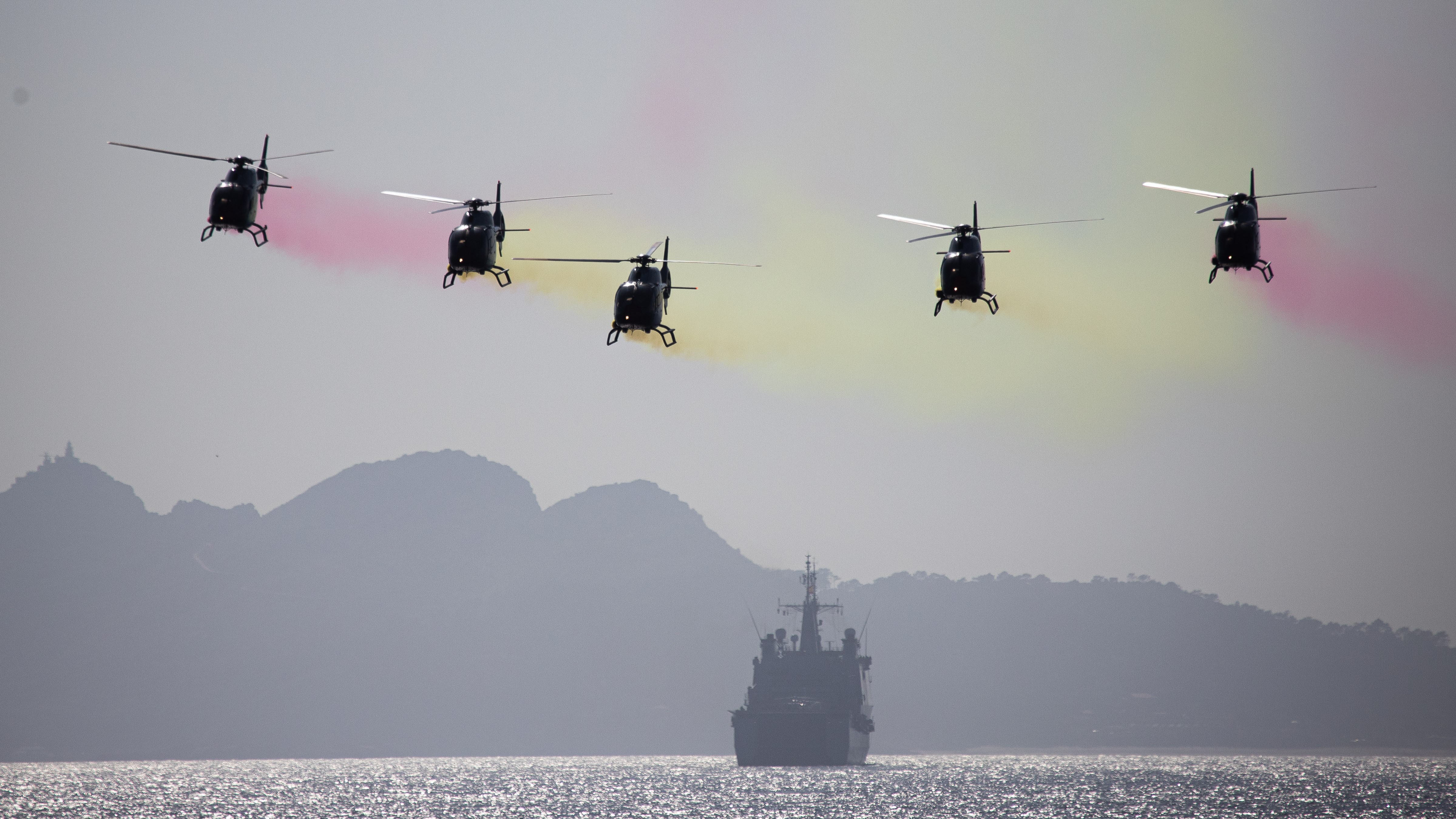 Varios helicópteros este venres en Samil. EUROPA PRESS/Adrián Irago