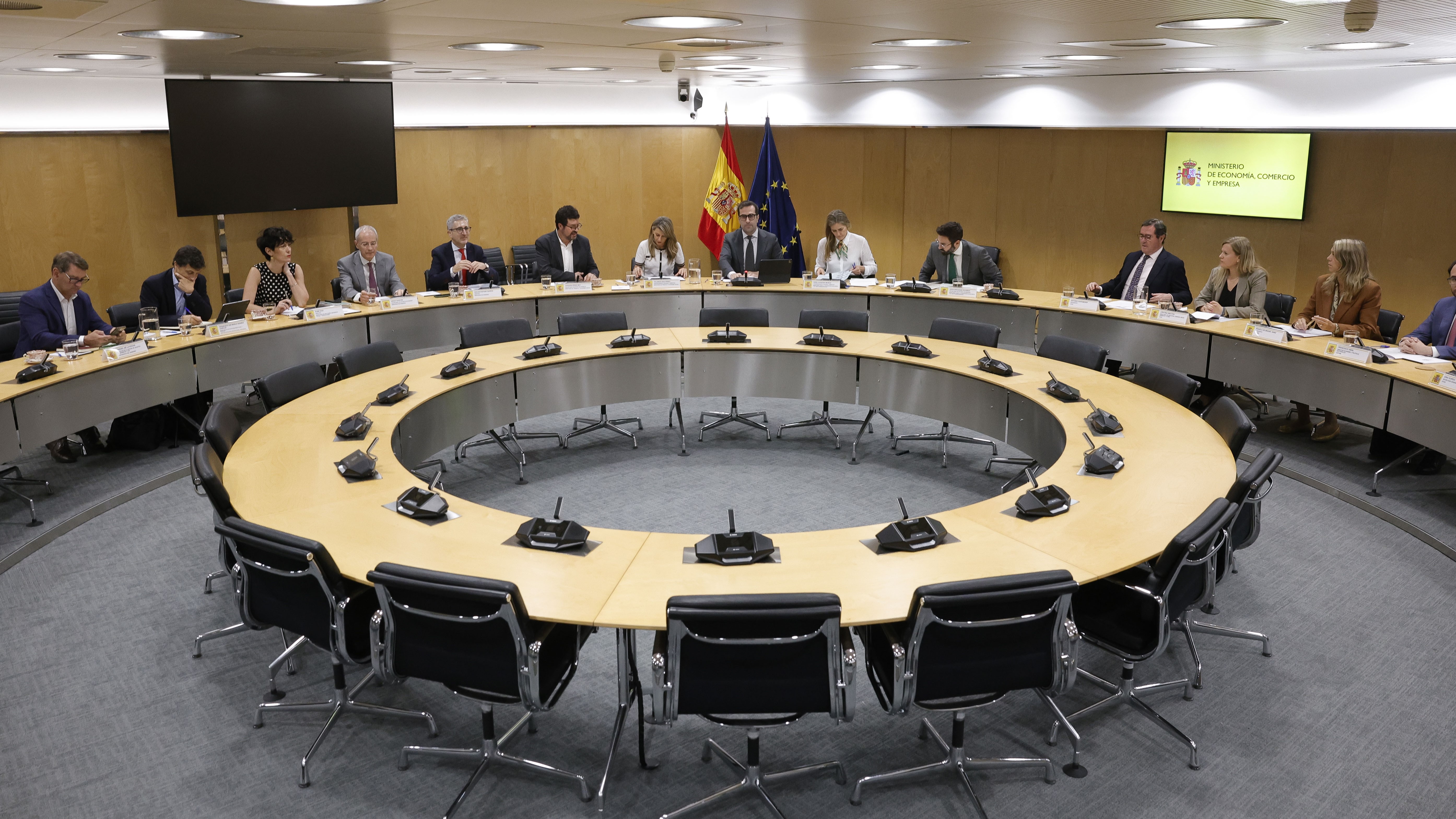 Carlos Cuerpo presidiu a xuntanza cos axentes sociais. EFE/ Zipi