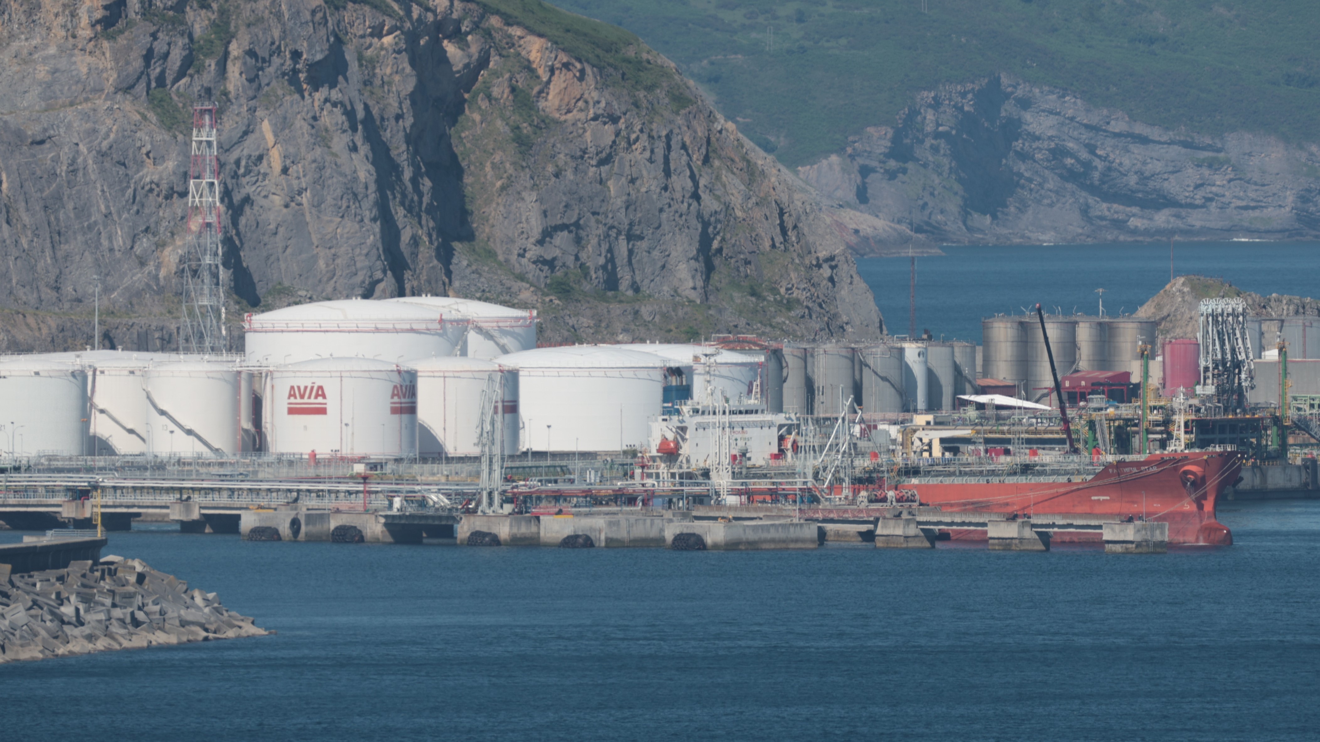 Un petroleiro descarga subministro no porto de Bilbao. EFE/Luis Tejido
