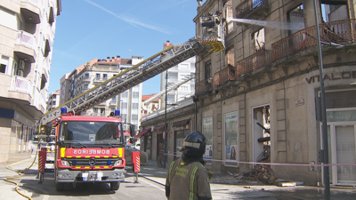 Os bombeiros continúan traballando no edificio