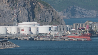 Un petroleiro descarga subministro no porto de Bilbao. EFE/Luis Tejido