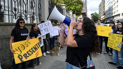 Familiares e amigos de Yoel Quispe este luns ás portas da Audiencia da Coruña (Europa Press/M. Dylan)