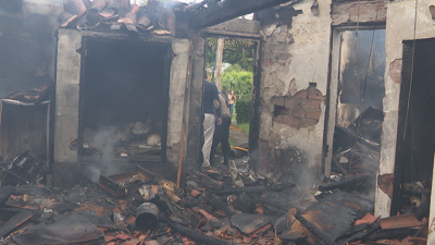 A vivenda, situada no lugar de Tamou, na parroquia de Présaras, quedou totalmente calcinada