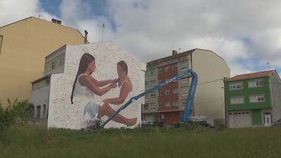 A sororidade entre mulleres é o que intenta reflectir no seu mural Isa Bermúdez, a primeira carballesa que participa no Rexenera Fest