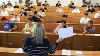Estudantes ao comezo da PAU nunha aula da USC (EFE/Xoán Rey)