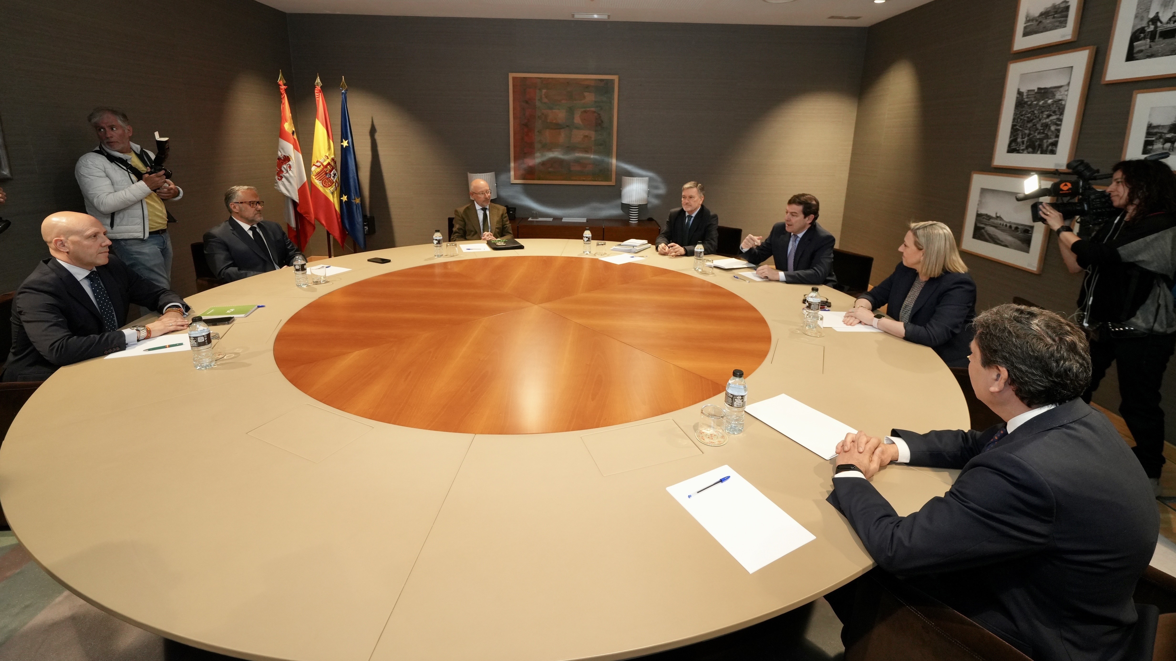 Xuntanza da comisión negociadora formada por PP e Vox en Castela e León, o pasado mes de marzo (Claudia Alba/Europa Press)