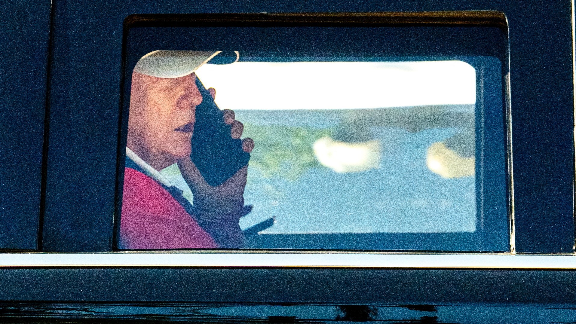 O presidente dos EUA falando por teléfono á saída da Casa Branca. Reuters