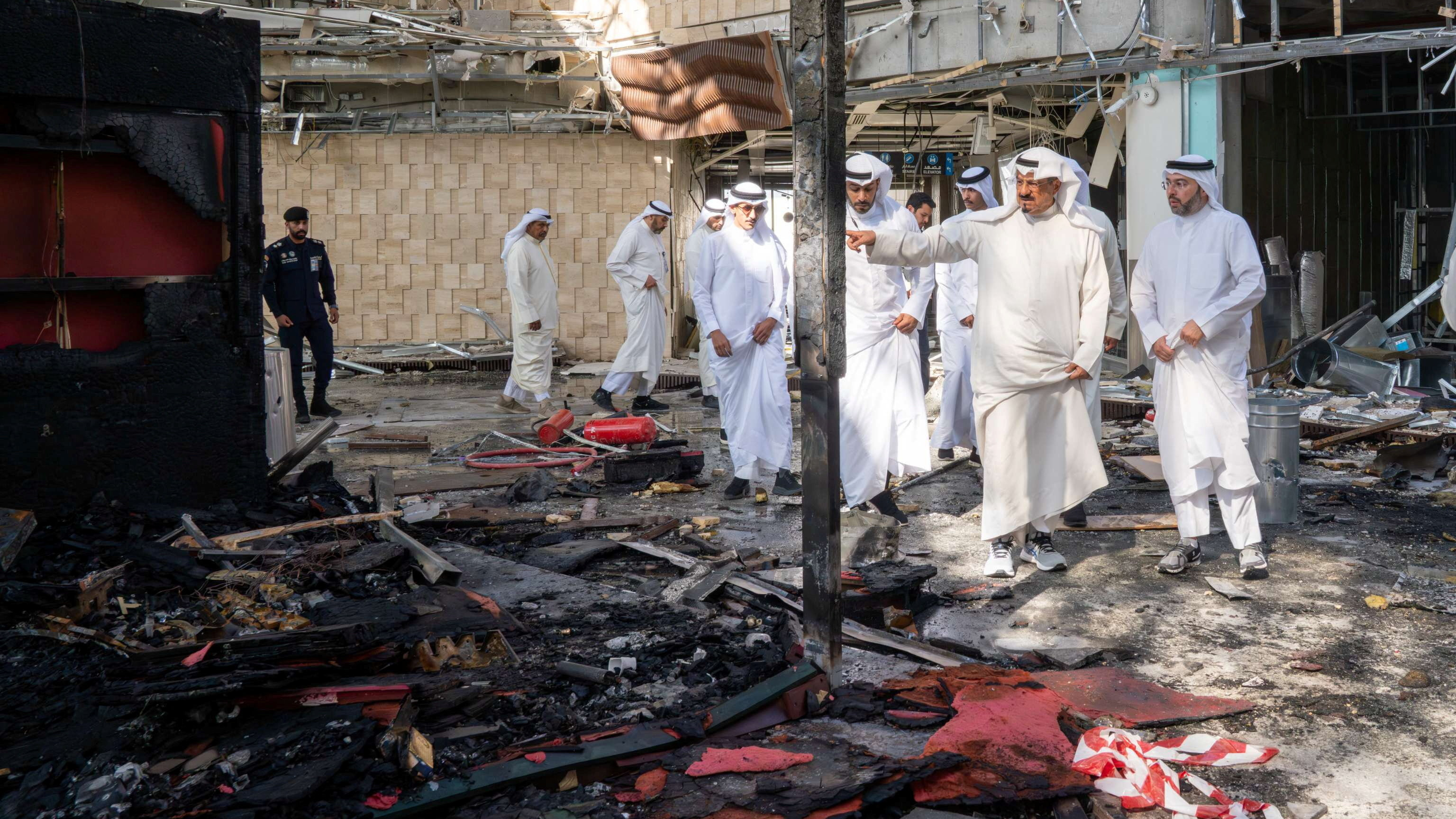 Oficiais inspeccioan danos no aeroporto de Kuwait. REUTERS/Kevin Lamarque