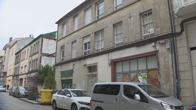 O edificio está situado na rúa Lamas de Prado