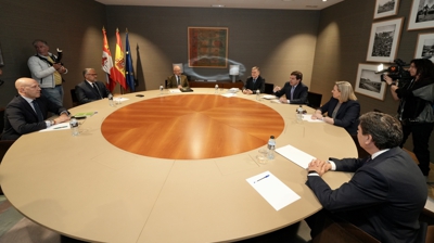 Xuntanza da comisión negociadora formada por PP e Vox en Castela e León, o pasado mes de marzo (Claudia Alba / Europa Press)
