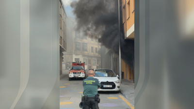 Incendio no baixo dun inmoble na rúa Carlos III en Ribadeo.