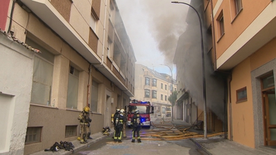 Un retén dos bombeiros de Barreiros quedou no lugar para revisar o incendio