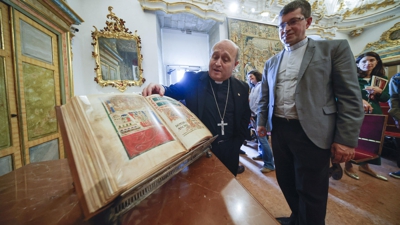 O arcebispo e cóengo arquiveiro presentaron a nova edición que consta de 500 exemplares. EFE/Lavandeira jr