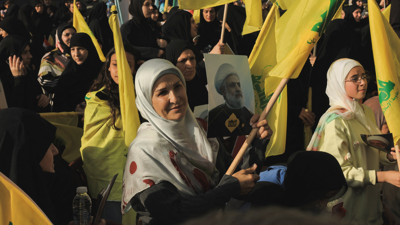 Unha muller sostén de Naim Qassem en Beirut. Reuters