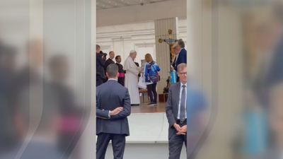 Momento en que a galega Ángeles Costa lle entrega a invitación a León XIV