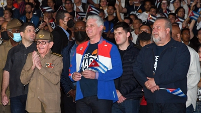 O exmandatario cubano Raúl Castro (e) co actual presidente Miguel Díaz-Canel (c), na Habana en 2023 (Arquivo Europa Press)