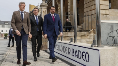 Rueda e Barbón, xunto ao alcalde de Ribadeo, este venres (Efe-Eliseo Trigo)