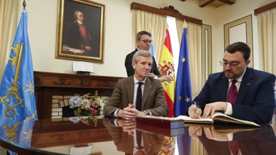 Rueda e Barbón, asinan no libro de autoridades de Ribadeo, este venres (Efe-Eliseo Trigo)
