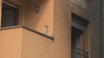 Nunha das vivendas máis afectadas xa comezaron a limpeza da feluxe depositada polo fume