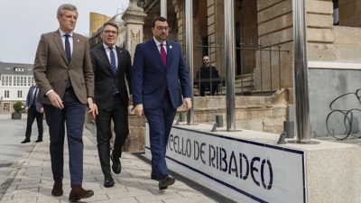 Alfonso Rueda, en Ribadeo, co alcalde da vila, Daniel Vega, e o presidente de Asturias, Adrián Barbón (EFE/Eliseo Trigo)